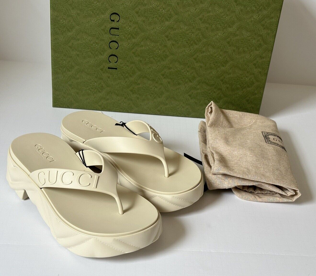 Gucci Women's Rubber Slide Sandals White 9 US (39 Euro - Fits 10) 746334 IT NIB