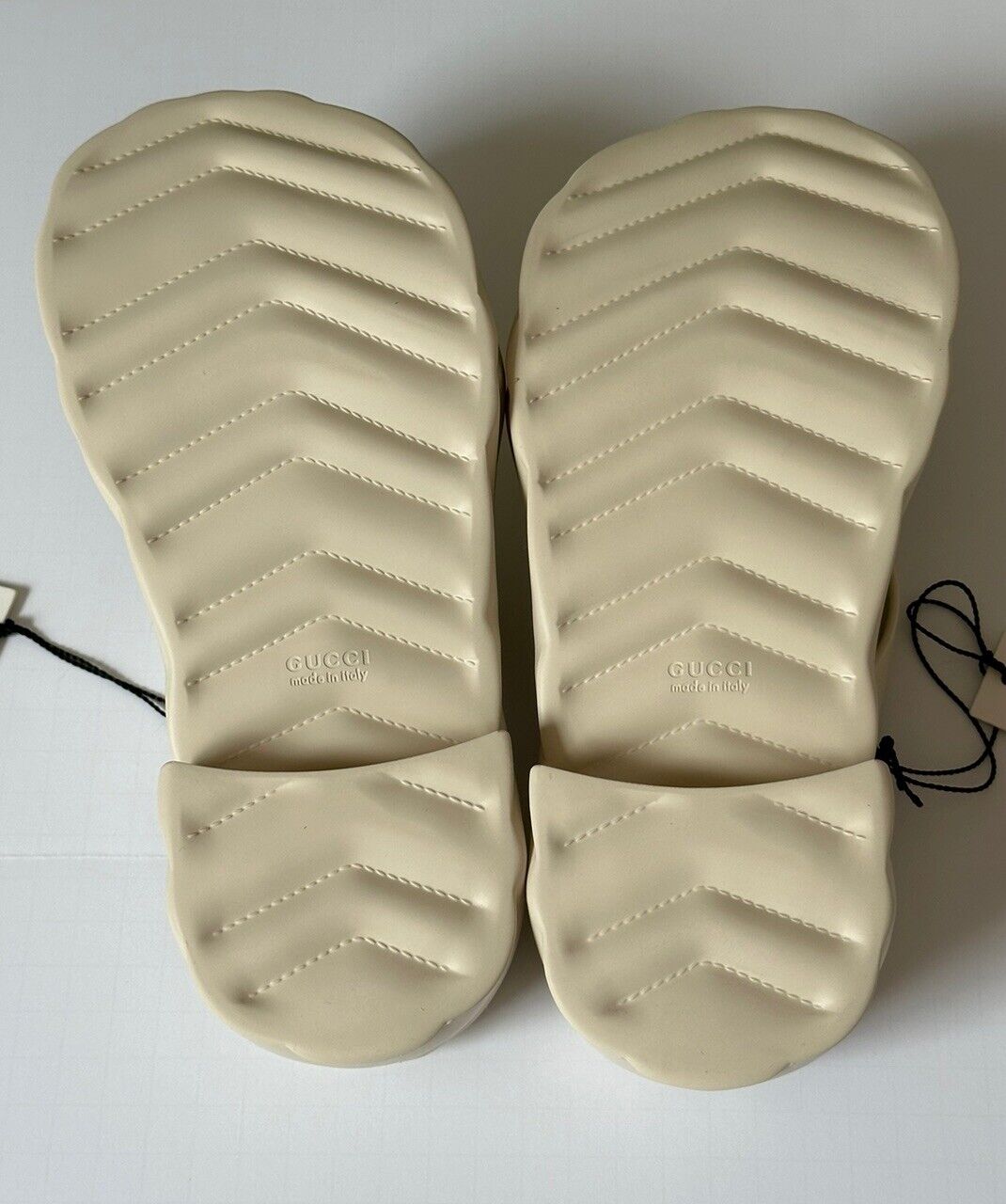 Gucci Women's Rubber Slide Sandals White 9 US (39 Euro - Fits 10) 746334 IT NIB