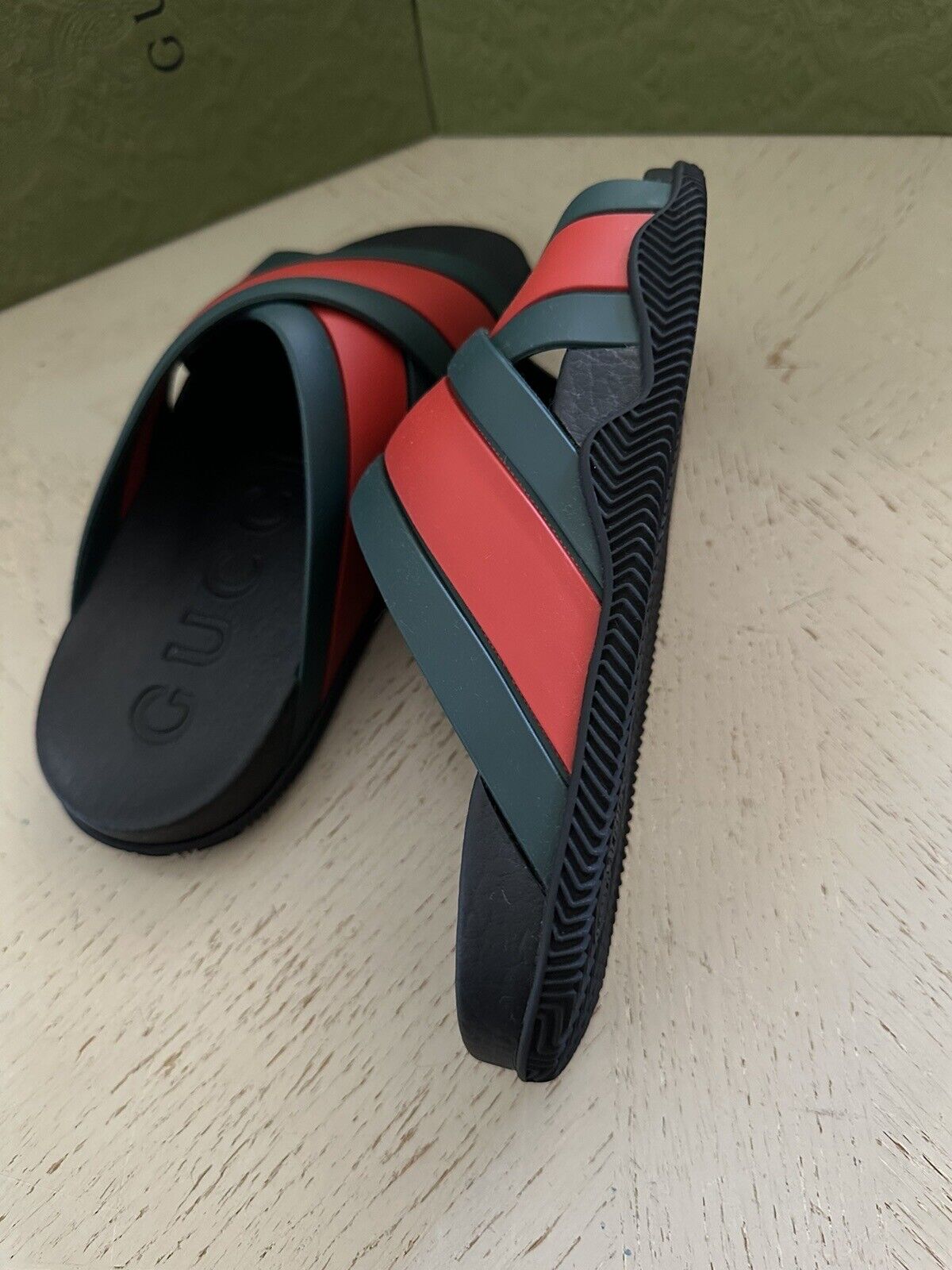 NIB  Gucci Women’s Sandal Shoes Red/Green 9 US ( 39 Eu ) 627820