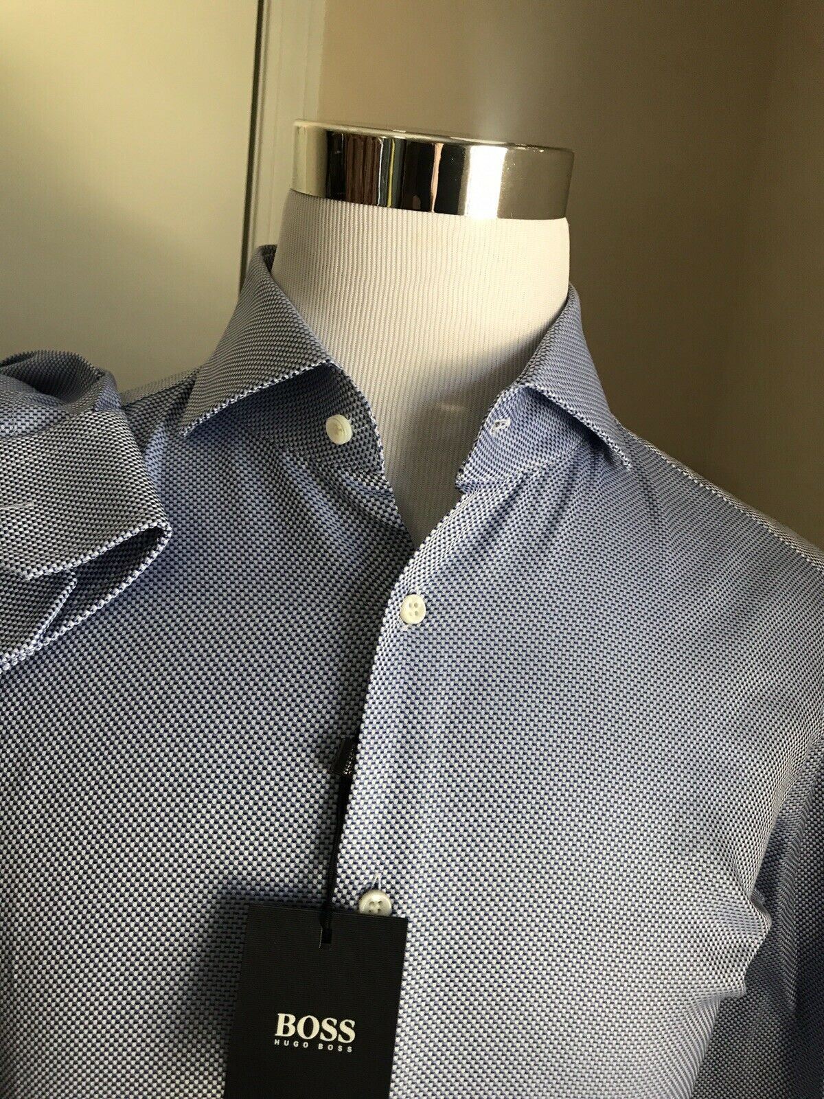Neu mit Etikett: 200 $ Hugo Boss maßgeschneidertes blaues Herrenhemd in schmaler Passform, Größe 42/16,5