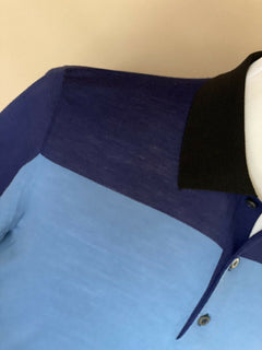 Neu mit Etikett: 980 $ Prada Kurzarm-Poloshirt aus Wolle in Blau UMA950 Hergestellt in Italien