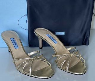 NIB PRADA Damen-Ledersandalen mit Stiletto-Absatz in Metallic-Gold, 7,5 US 1XX478 