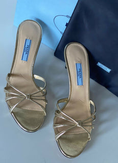 NIB PRADA Damen-Ledersandalen mit Stiletto-Absatz in Metallic-Gold, 7,5 US 1XX478 