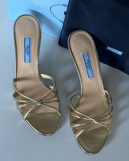 NIB PRADA Damen-Ledersandalen mit Stiletto-Absatz in Metallic-Gold, 7,5 US 1XX478 