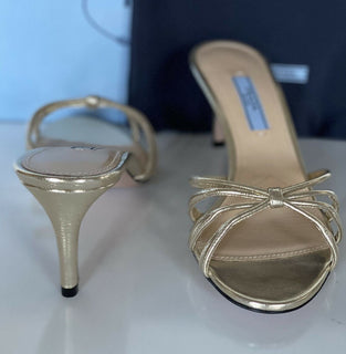 NIB PRADA Damen-Ledersandalen mit Stiletto-Absatz in Metallic-Gold, 7,5 US 1XX478 