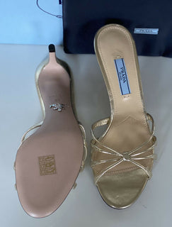 NIB PRADA Damen-Ledersandalen mit Stiletto-Absatz in Metallic-Gold, 7,5 US 1XX478 
