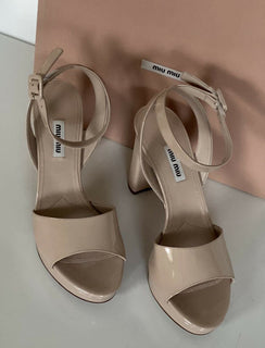 NIB MIU MIU Prada Plateau-Knöchelriemen-Sandalen aus Lackleder in Hellbraun 10 US 5XP808