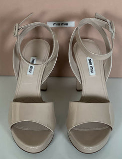 NIB MIU MIU Prada Plateau-Knöchelriemen-Sandalen aus Lackleder in Hellbraun 10 US 5XP808