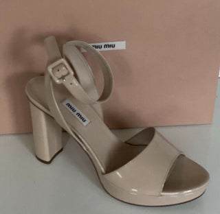 NIB MIU MIU Prada Plateau-Knöchelriemen-Sandalen aus Lackleder in Hellbraun 10 US 5XP808