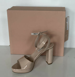 NIB MIU MIU Prada Plateau-Knöchelriemen-Sandalen aus Lackleder in Hellbraun 10 US 5XP808