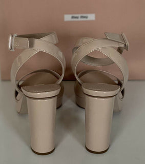 NIB MIU MIU Prada Plateau-Knöchelriemen-Sandalen aus Lackleder in Hellbraun 10 US 5XP808