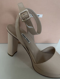 NIB MIU MIU Prada Plateau-Knöchelriemen-Sandalen aus Lackleder in Hellbraun 10 US 5XP808