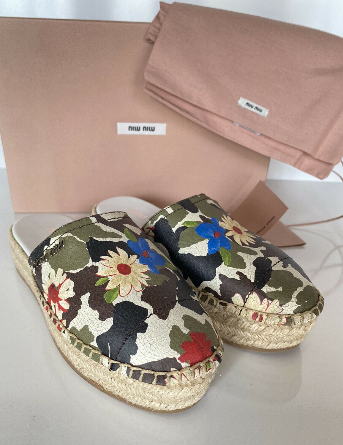 NIB MIU MIU Espadrille-Pantoletten aus rissigem Leder mit grünem Blumenmuster für Damen, 7,5 US 5S787C 