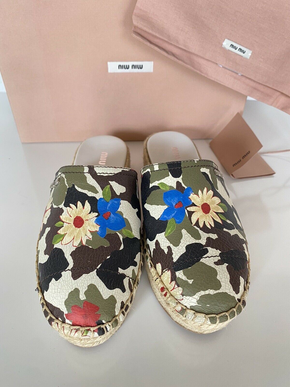 NIB MIU MIU Espadrille-Pantoletten aus rissigem Leder mit grünem Blumenmuster für Damen, 7,5 US 5S787C 