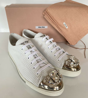 Miu Miu perforierte, mit Juwelen verzierte Cap-Toe-Sneaker aus weißem Leder, 10,5 5E8558