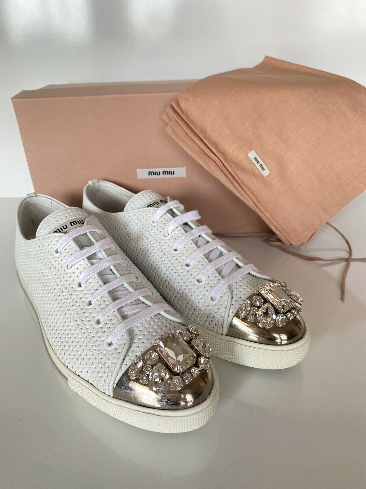 Miu Miu perforierte, mit Juwelen verzierte Cap-Toe-Sneaker aus weißem Leder, 10,5 5E8558