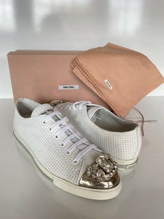 Miu Miu perforierte, mit Juwelen verzierte Cap-Toe-Sneaker aus weißem Leder, 10,5 5E8558