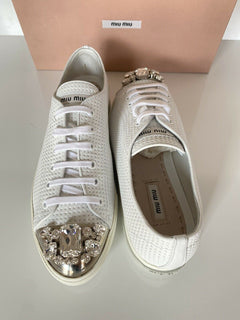 Miu Miu perforierte, mit Juwelen verzierte Cap-Toe-Sneaker aus weißem Leder, 10,5 5E8558
