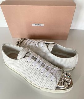 Miu Miu perforierte, mit Juwelen verzierte Cap-Toe-Sneaker aus weißem Leder, 10,5 5E8558