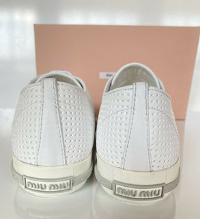 Miu Miu perforierte, mit Juwelen verzierte Cap-Toe-Sneaker aus weißem Leder, 10,5 5E8558
