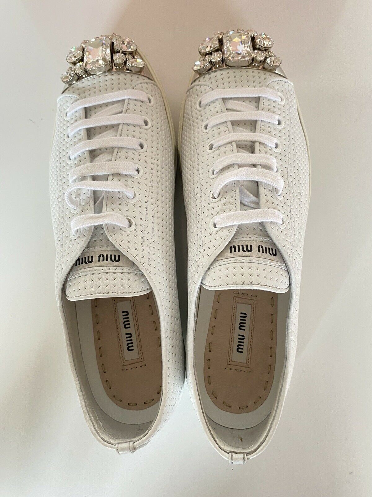 Miu Miu Белые кожаные кроссовки с перфорацией и украшением на мыске 10,5 5E8558