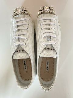 Miu Miu perforierte, mit Juwelen verzierte Cap-Toe-Sneaker aus weißem Leder, 10,5 5E8558