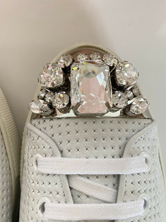Miu Miu perforierte, mit Juwelen verzierte Cap-Toe-Sneaker aus weißem Leder, 10,5 5E8558
