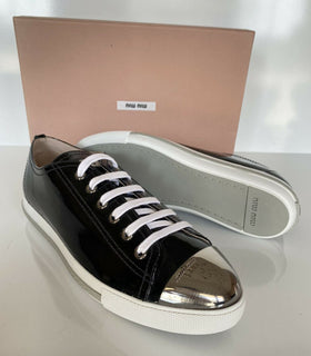 NIB Miu Miu Damen-Sneaker aus schwarzem Leder mit Metallkappe (40 Eu) 5E8998 IT 