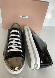 NIB Miu Miu Damen-Sneaker aus schwarzem Leder mit Metallkappe (40 Eu) 5E8998 IT 