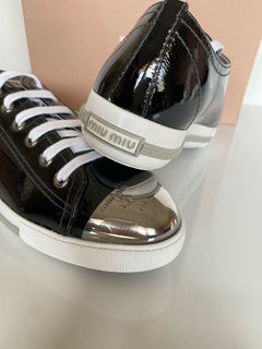 NIB Miu Miu Damen-Sneaker aus schwarzem Leder mit Metallkappe (40 Eu) 5E8998 IT 