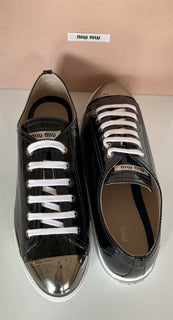 NIB Miu Miu Damen-Sneaker aus schwarzem Leder mit Metallkappe (40 Eu) 5E8998 IT 