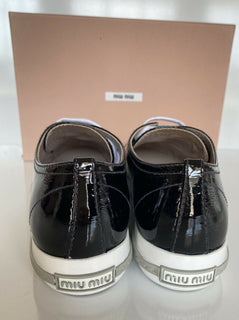 NIB Miu Miu Damen-Sneaker aus schwarzem Leder mit Metallkappe (40 Eu) 5E8998 IT 