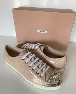 NIB Miu Miu Damen-Sneaker mit Metallkappe und Juwelenverzierung (40 Euro) 5E8557 IT 