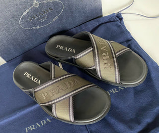 NIB $ 650 Prada Milano Herren Slides Sandalen Schwarz/Khaki/Weiß 8 US 2X3032 Italien 