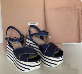 NIB 750 $ MIU MIU Damen-Sandalen mit Plateau-Keilabsatz, Blau, 7,5 US (37,5 Euro) 5XZ441 