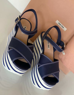 NIB 750 $ MIU MIU Damen-Sandalen mit Plateau-Keilabsatz, Blau, 7,5 US (37,5 Euro) 5XZ441 