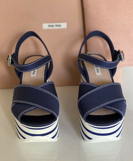 NIB 750 $ MIU MIU Damen-Sandalen mit Plateau-Keilabsatz, Blau, 7,5 US (37,5 Euro) 5XZ441 