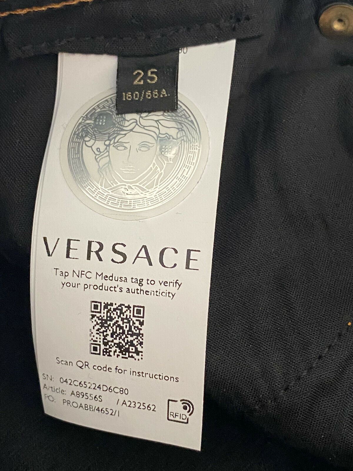 Neu mit Etikett: 500 $ Versace Damen-Denim-Jeans in Schwarz, Größe 25 US A89556S, hergestellt in Italien