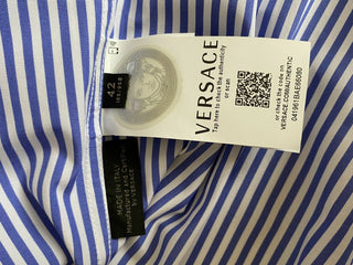 Neu mit Etikett: 795 $ Versace Blaues Hemd mit Streifen und Grafikdruck, Größe 42 A83115 Italien