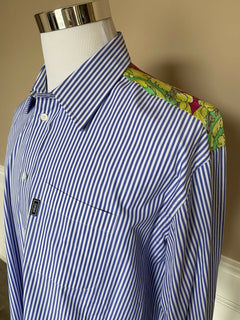 Neu mit Etikett: 795 $ Versace Blaues Hemd mit Streifen und Grafikdruck, Größe 42 A83115 Italien
