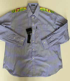 Neu mit Etikett: 795 $ Versace Blaues Hemd mit Streifen und Grafikdruck, Größe 42 A83115 Italien
