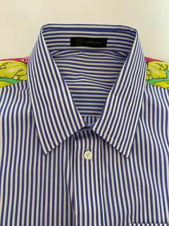Neu mit Etikett: 795 $ Versace Blaues Hemd mit Streifen und Grafikdruck, Größe 42 A83115 Italien