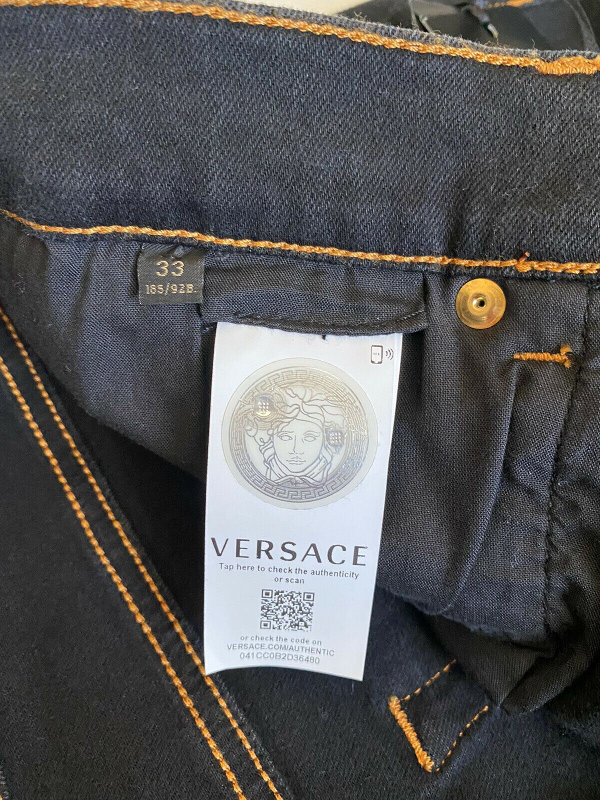 Neu mit Etikett: 450 $ Versace Herren-Denim-Jeans in Schwarz, Größe 33 US A84998S, hergestellt in Italien