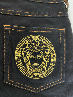Neu mit Etikett: 500 $ Versace Damen-Denim-Jeans in Schwarz, Größe 26 US A89556S, hergestellt in Italien