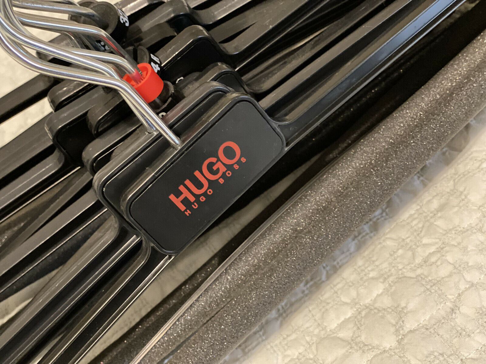 Set mit 10 rutschfesten Hosenbügeln von Hugo Boss 