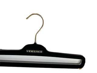 VERSACE 15-Zoll-Hosenbügel aus schwarzem Samt mit goldener Hardware 