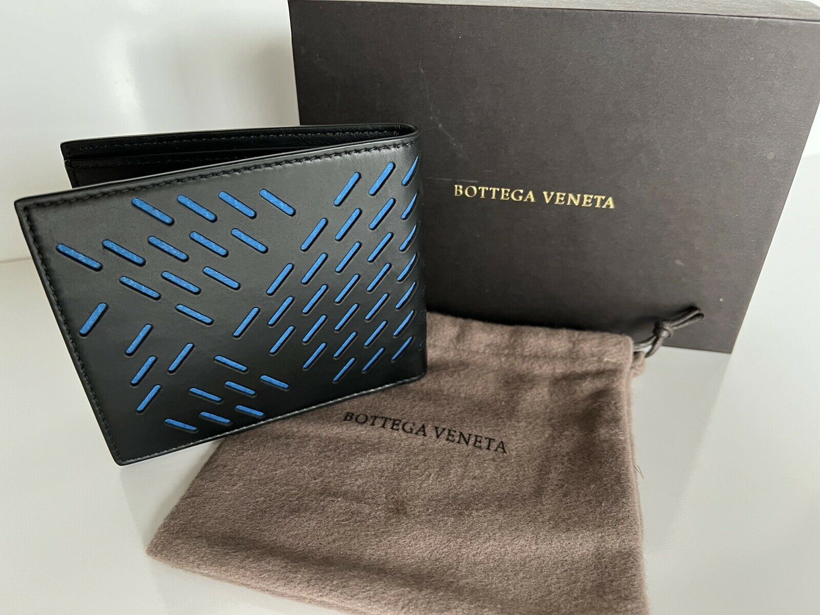 NWT $460 Bottega Veneta Perforated Leather BiFold Wallet Black/Blue 113993 Italy