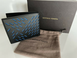 Neu mit Etikett: 460 $ Bottega Veneta BiFold-Geldbörse aus perforiertem Leder Schwarz/Blau 113993 Italien 