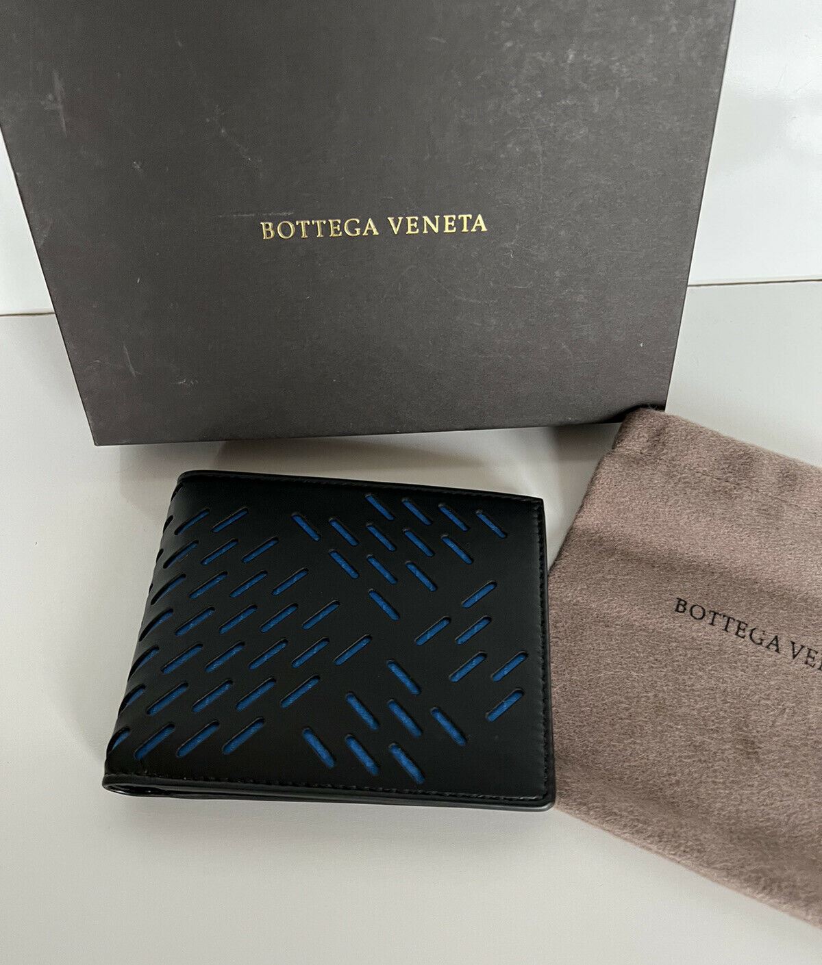 Neu mit Etikett: 460 $ Bottega Veneta BiFold-Geldbörse aus perforiertem Leder Schwarz/Blau 113993 Italien 