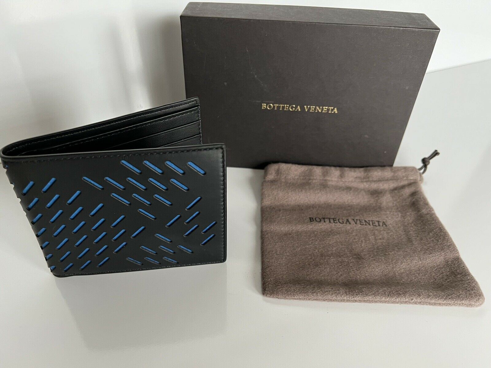 Neu mit Etikett: 460 $ Bottega Veneta BiFold-Geldbörse aus perforiertem Leder Schwarz/Blau 113993 Italien 
